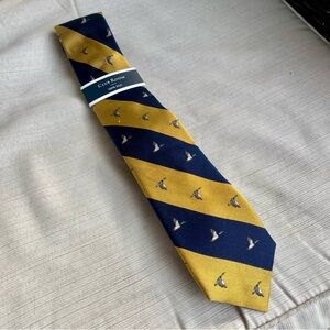 NWT RARE Club Room 100% Silk Duck Bar Stripe Tie in Navy Blue + Gold